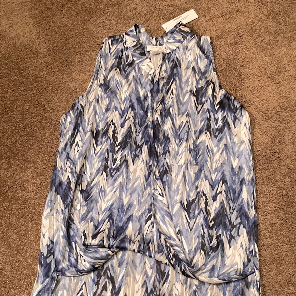 ARIELLA. SLEEVELESS PREETY BLUE.WHITE AND SILVER THREADING TOP. SIZE LARGE. NWT